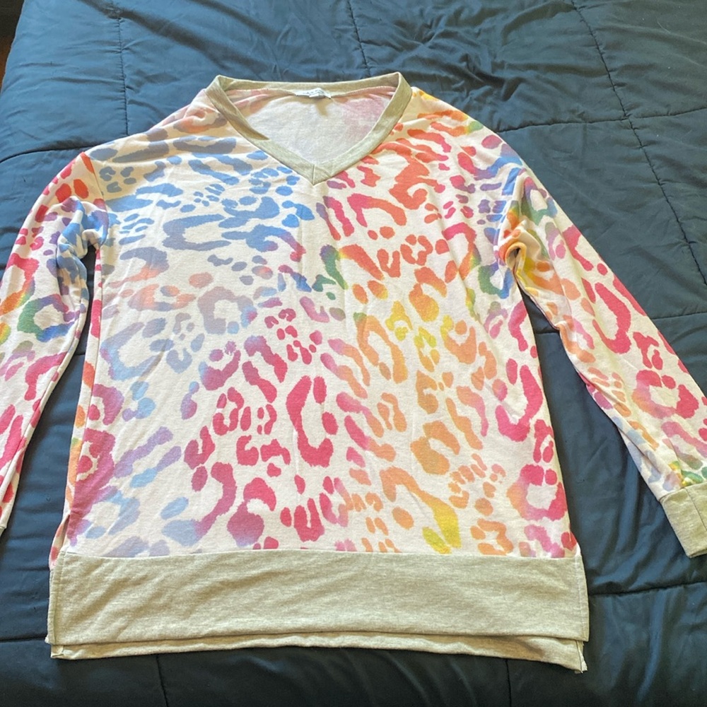 Leopard print thin v neck sweater.
